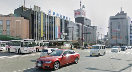 1、西鉄久留米駅西口をでて右(岩田屋方面)へ進みます