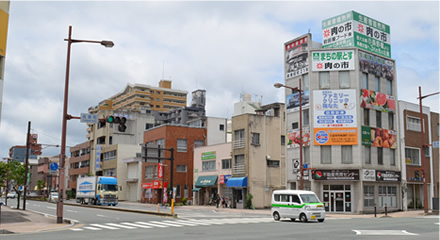 3、通東町の交差点を左へ。そのまましばらく直進します